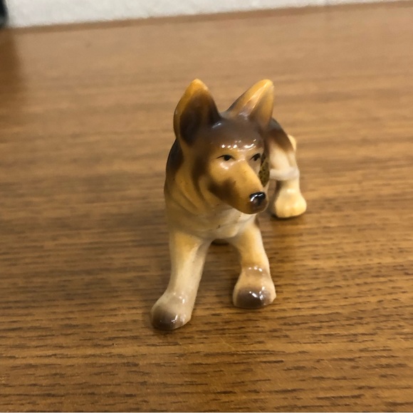 German shepherd figurine, gold overlay that says Lindsay Canada on the side - Picture 7 of 9
